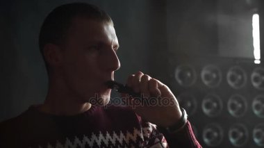 Adam vapes elektronik sigara ve geçici büyük bulutlar duman