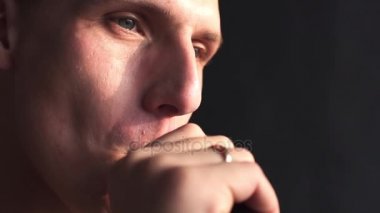 Adam elektronik sigara içiyor ve ve bazı duman bulutları yapar biri vaping, e-cig ve vape kalem, insanların kötü alışkanlıkları