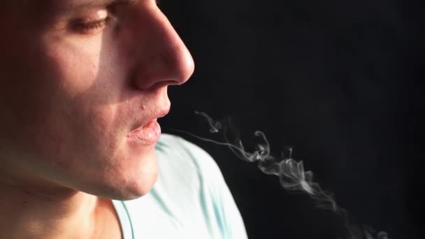Muž kouří elektronické cigarety a umožňuje vypustit páru přes nozdry, chlap je vapingu, e-cig a vape pero, špatné zvyky lidí — Stock video