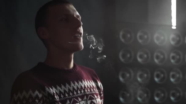 Man vapes electronic cigarette and makes massive smoke clouds — Stock Video