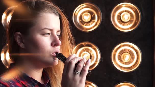 예쁜 여 자가 담배 전자 담배 및 연기 구름 하 게 십 대는 vaping, 전자 cig 및 vape 펜, 사람들의 나쁜 habbits — 비디오