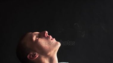 Adam elektronik sigara içiyor ve ve bazı duman bulutları yapar biri vaping, e-cig ve vape kalem, insanların kötü alışkanlıkları
