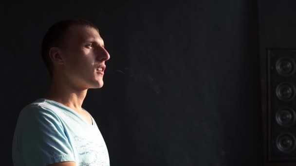 男子抽电子香烟，并使一些烟雾缭绕，家伙是雾，e-cig 和 vape 笔，不良嗜好的人 — 图库视频影像