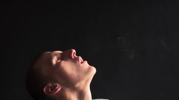 Ember elektronikus cigaretta füstöl és és tesz néhány füst felhők, guy vaping, e-cigi és a vape toll, rossz szokások az emberek — Stock videók