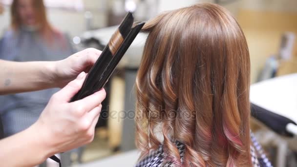 Peluquero hace pelo rizado para mujer por rizado caliente, mujer en el estudio de belleza, belleza y negocio de la moda — Vídeos de Stock