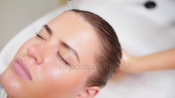 Parrucchiere lava i capelli delle donne nello studio di bellezza, spa e maschera sana per capelli, trattamento di bellezza, donna nel salone di bellezza spa — Video Stock