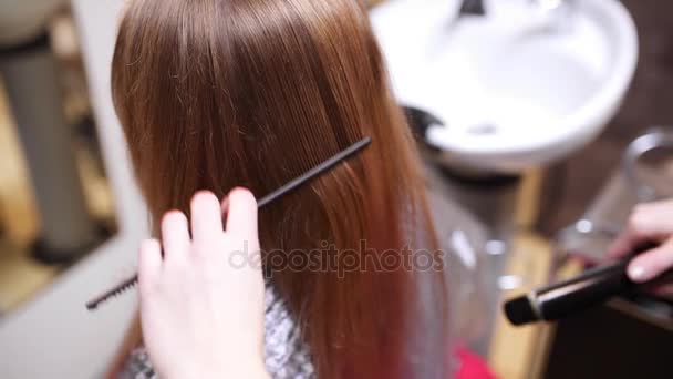 Cabeleireiro faz alisamento de cabelo, barbeiro faz corte de cabelo nova mulher, mulher faz alisamento de cabelo encaracolado — Vídeo de Stock