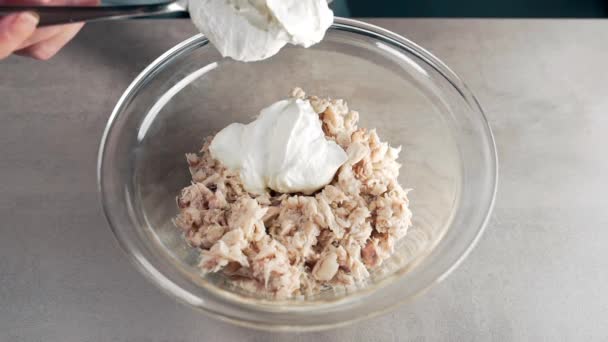 Creme azedo cai da colher para a refeição em câmera lenta, chef faz prato de peixe, preparando o jantar, cozinhar na cozinha — Vídeo de Stock