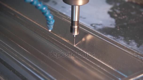 Processus de travail de la fraiseuse à l'usine, formes de fraisage pour le remplissage, matrice pour la fabrication 