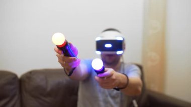 Adam video oyunu oynar Vr sistemi, sanal gerçeklik kulaklık, 3d gerçeklik oyunlar