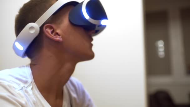 Uomo gioca videogiochi nel sistema VR, auricolare realtà virtuale, giochi di realtà 3d — Video Stock