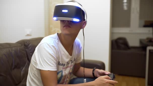 L'homme joue au jeu vidéo dans le système VR, casque de réalité virtuelle, jeux de réalité 3D — Video