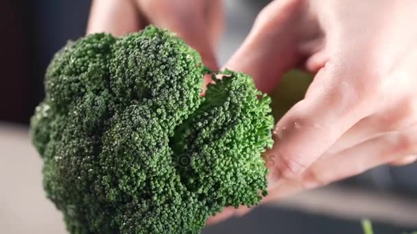 Kocken kockar broccoli, vegetabiliska måltider och rätter, dietmat, rätt kost, hälsosam matlagning — Stockvideo