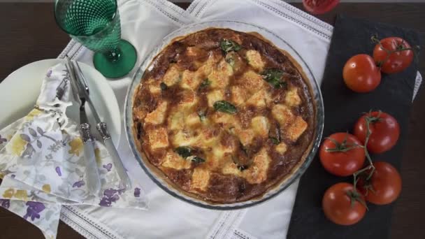 Femme au foyer fait tarte au saumon, légumes et poissons frits, garniture de tarte, cuisine à la maison, ricipes à la cuisine — Video