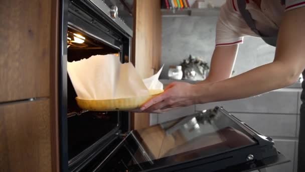 Chef hace pastel con salmón, verduras fritas y pescado, relleno de pastel, cocina en casa, recetas en la cocina — Vídeos de Stock