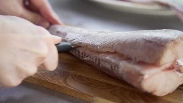 Повар режет и маринует рыбу, рыбные блюда, диетическую пищу, процесс приготовления рыбного блюда — стоковое видео