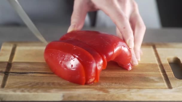Lo chef taglia i peperoni per preparare piatti a base di verdure, insalata di verdure fresche, cucina sana a casa, verdure fresche in cucina — Video Stock