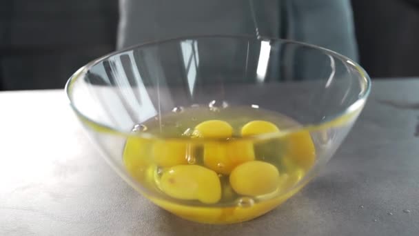 Chef-kok maakt omelet, rauwe eieren en room, waardeloos ontbijt, moeder kookt ontbijt in de keuken — Stockvideo