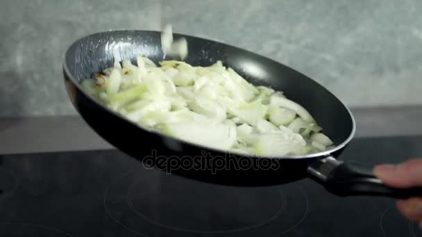 Chef fríe cebolla en una sartén caliente, las verduras se cocinan, las comidas con verduras — Vídeos de Stock