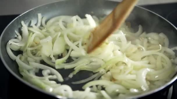 Chef frita cebola em uma panela de ato de fritar quente, os vegetais cozinham-se, refeições com verduras — Vídeo de Stock