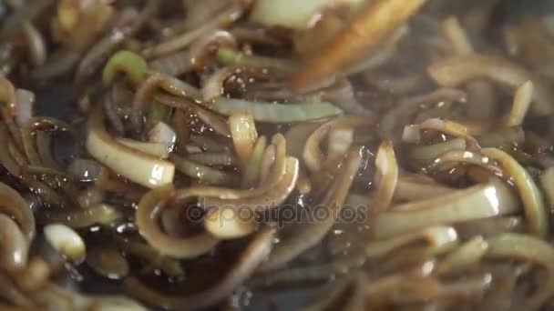 Chef frites oignon dans une poêle chaude, légumes sont cuits, repas avec des légumes — Video