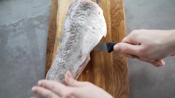 Le cuisinier sépare le filet de poisson, le chef prépare le poisson pour la cuisson, les plats avec du poisson, l'alimentation et des aliments sains — Video