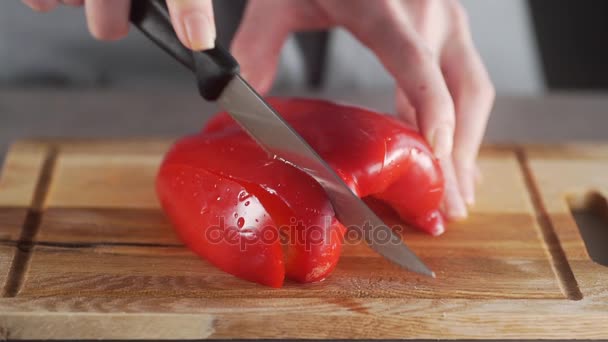 Chef cuts peppers for making vegetable dish, fresh vegetable salad, healthy cooking at home, fresh vegetables in the kitchen — Stock Video