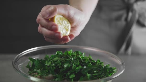 Домохозяйка сжимает лимон к овощному салату, кислым блюдам, диетической пище, витаминам во фруктах, веганским блюдам — стоковое видео