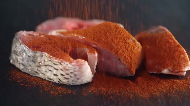 Karpfenscheiben in Paprika, rohem Fisch, Meeresfrüchten, Fischgerichten, gesundem Kochen mit Gewürzen — Stockvideo