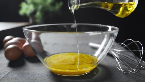 Повар добавляет подсолнечное масло в миску, изготовление майонеза, оливкового масла, натуральных ингредиентов, здоровой пищи — стоковое видео
