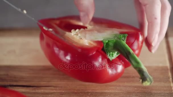 Нарізаний червоний перець, смажений перець, вегетаріанська їжа, салат з овочами, виготовлення вегетаріанської їжі вдома — стокове відео