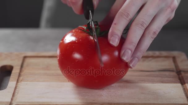 Chef corta el tomate, ensalada de verduras, comida vegetariana, haciendo comida vegana en casa — Vídeos de Stock