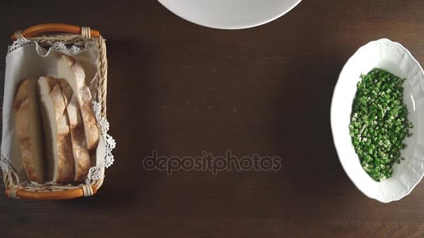 El chef prepara un plato, sopa de pescado, verduras y verduras, sopa hirviendo — Vídeos de Stock