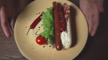 Lezzetli sosisli sandviç plaka, fast food yemek, yemek, ev kavrulmuş bir topuz chili soslu sosis