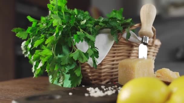 Verduras frescas e limões na mesa da cozinha, frutas e legumes, cozinhar por receita, alimentos para cozinhar — Vídeo de Stock