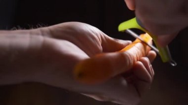 Şef mutfak havuç temizler, yemek sebze, vitaminler ve sağlıklı gıda, vejetaryen yemek, yakın