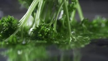 Su, taze maydanoz yakın çekim yeşil, ağır çekim gıda, sebze vitaminler