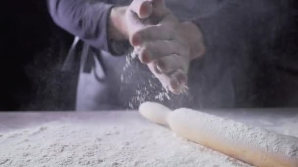 Les cuisiniers mains dans la farine, boulanger au travail, pain et boulangerie, farine à la cuisine 