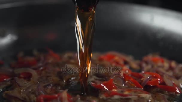 Chef fazendo molho com cerveja e legumes, pimenta e cebola na frigideira, cozinhar alimentos — Vídeo de Stock