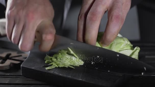 Chef-kok flarden kool voor plantaardige salade, vegetarische maaltijd, veganistisch eten, koken, voedsel, vitamines en gezondheid, Groenen en fruit — Stockvideo