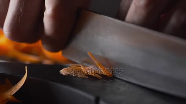 Chef lambeaux de carotte pour salade de légumes, repas végétarien, nourriture végétalienne, cuisson des aliments, vitamines et santé, légumes verts et — Video