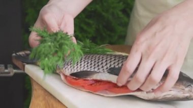 Ev hanımı olan rezene ile doldurma çiğ balık, sazan Balık Kurulu, açık havada yemek balık yemek, ızgara, Barbekü ve yangın deniz ürünleri