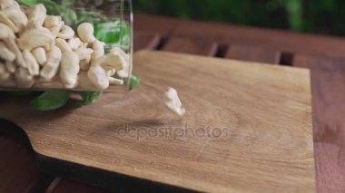 Kaju fıstığı düştüğünde ahşap masa, pesto sos, vejetaryen yemek, diyet ve sağlıklı yemekler için malzemeler