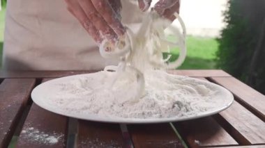 Soğan dilimlenmiş halkaları koptu un beforefrying boling yağda dışarıda yemek yemek, ızgara ve Barbekü, vejetaryen yemek, sağlıksız yemek yemek yemek, fast food