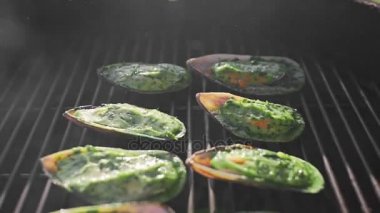 Midye kavrulmuş soslu ızgara, açık ateş üzerinde pişirme açık havada, deniz ürünleri Barbekü, yemek ızgara