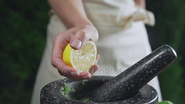 Chef exprime el jugo de limón al tazón para cocinar salsa, jugo de frutas, hacer salsa, cocinar alimentos al aire libre, comida vegetariana — Vídeos de Stock