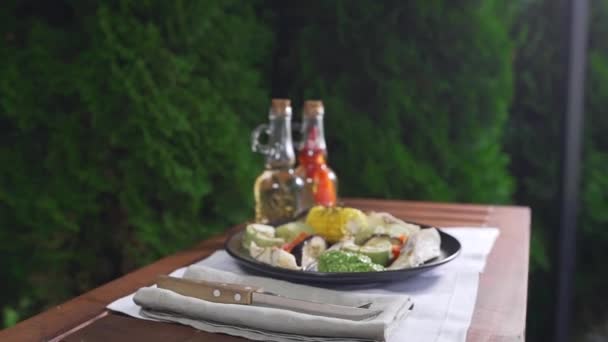 Grillade grönsaker med fisk och pesto sås serveras på bord utomhus, grill och grill, vegetabiliskt mjöl, hälsosam matlagning, mat matlagning utanför — Stockvideo