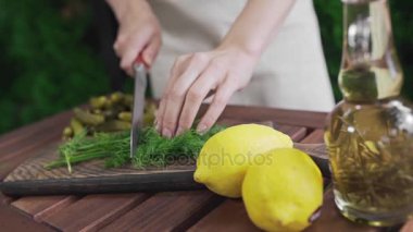 Aşçı dilimleri rezene büyük bıçak, dışarıda yemek, yapımı sebze salatası, taze yeşillik, ahşap tahta üzerinde