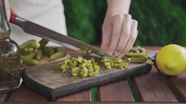 Kocken strimlar inlagd gurka i trä styrelsen, makin sallad, vegetabiliskt mjöl, vitaminer i dagliga mat, Matlagning utomhus — Stockvideo