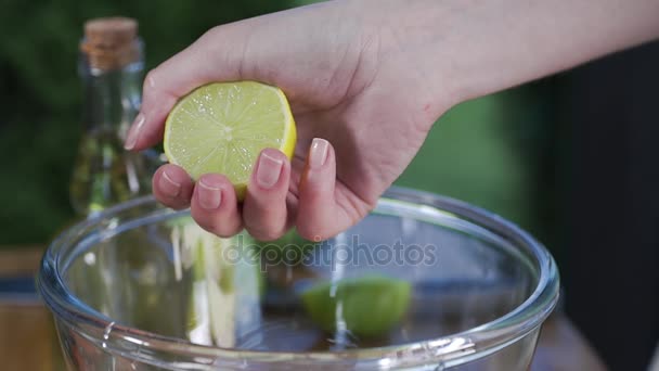 Шеф-повар выдавливает лимонный сок в миску для приготовления соуса, фруктового сока, приготовления соуса, приготовления пищи на открытом воздухе, вегетарианской еды — стоковое видео